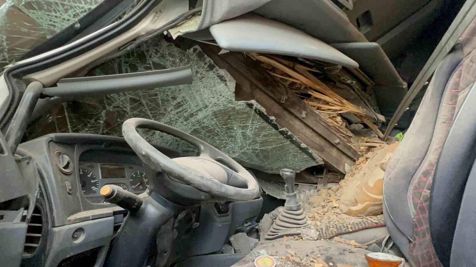 Direksiyon hakimiyetini kaybeden kamyon s&uuml;r&uuml;c&uuml;s&uuml; k&ouml;m&uuml;rl&uuml;ğe daldı
