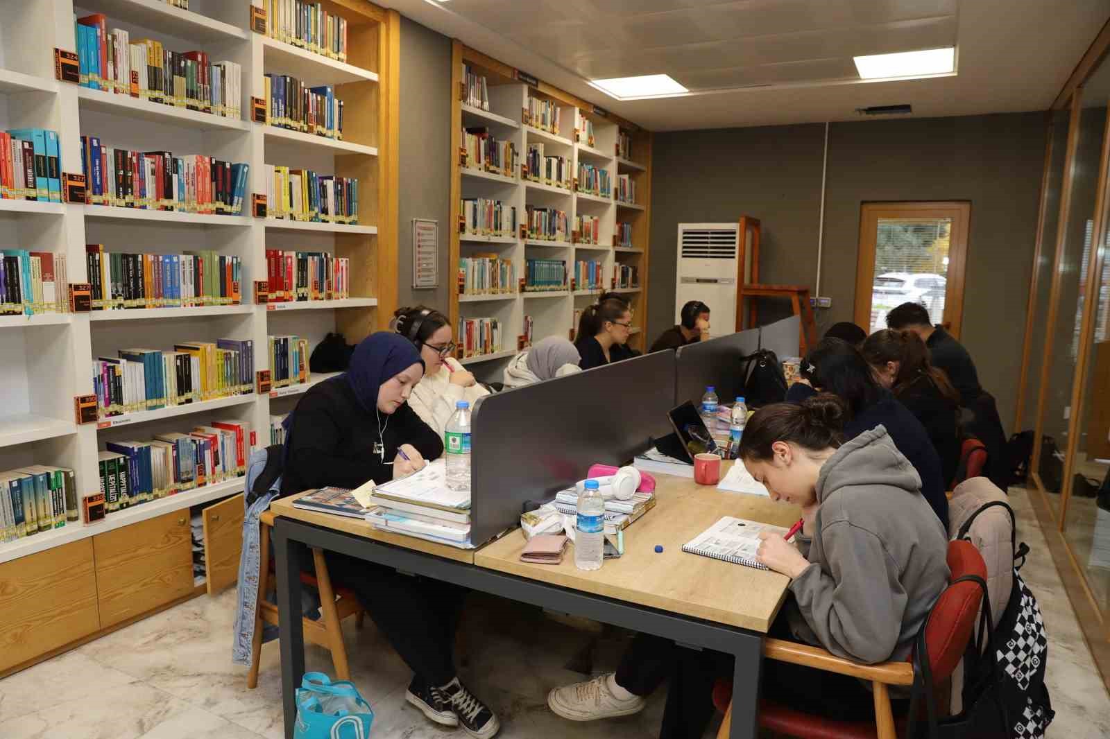 Halk k&uuml;t&uuml;phanesi, 2 yılda yaklaşık 80 bin kişiye hizmet verdi
