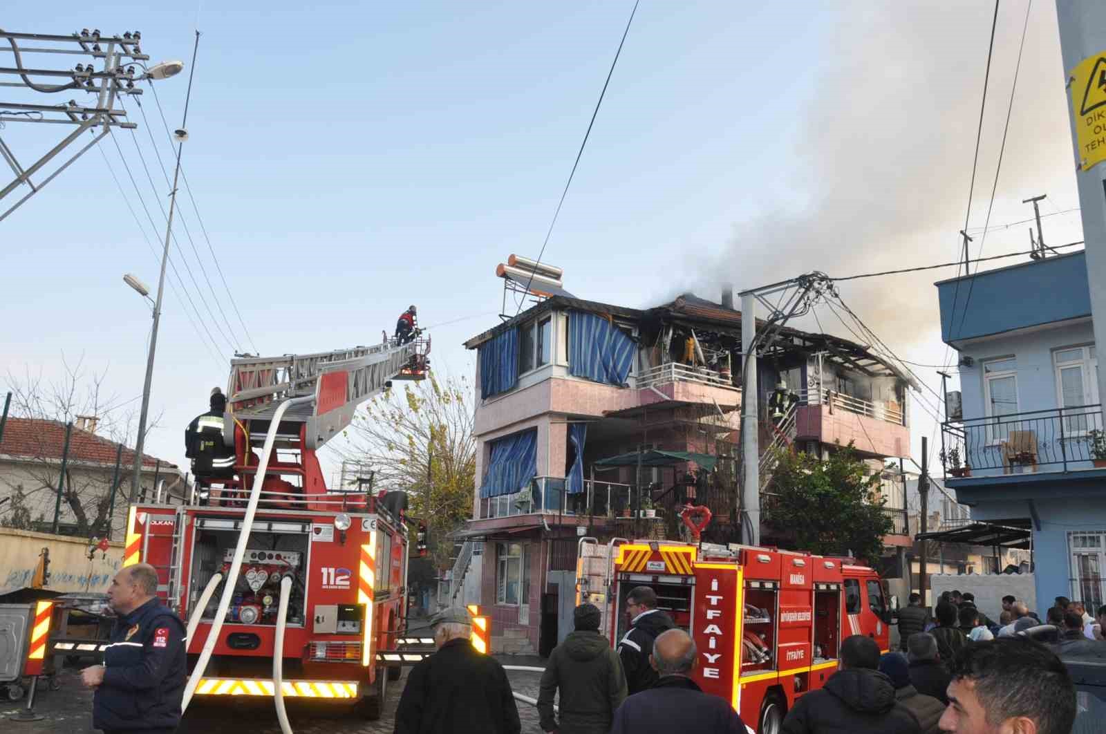 Manisa’da 3 katlı binada çıkan yangın korkuttu