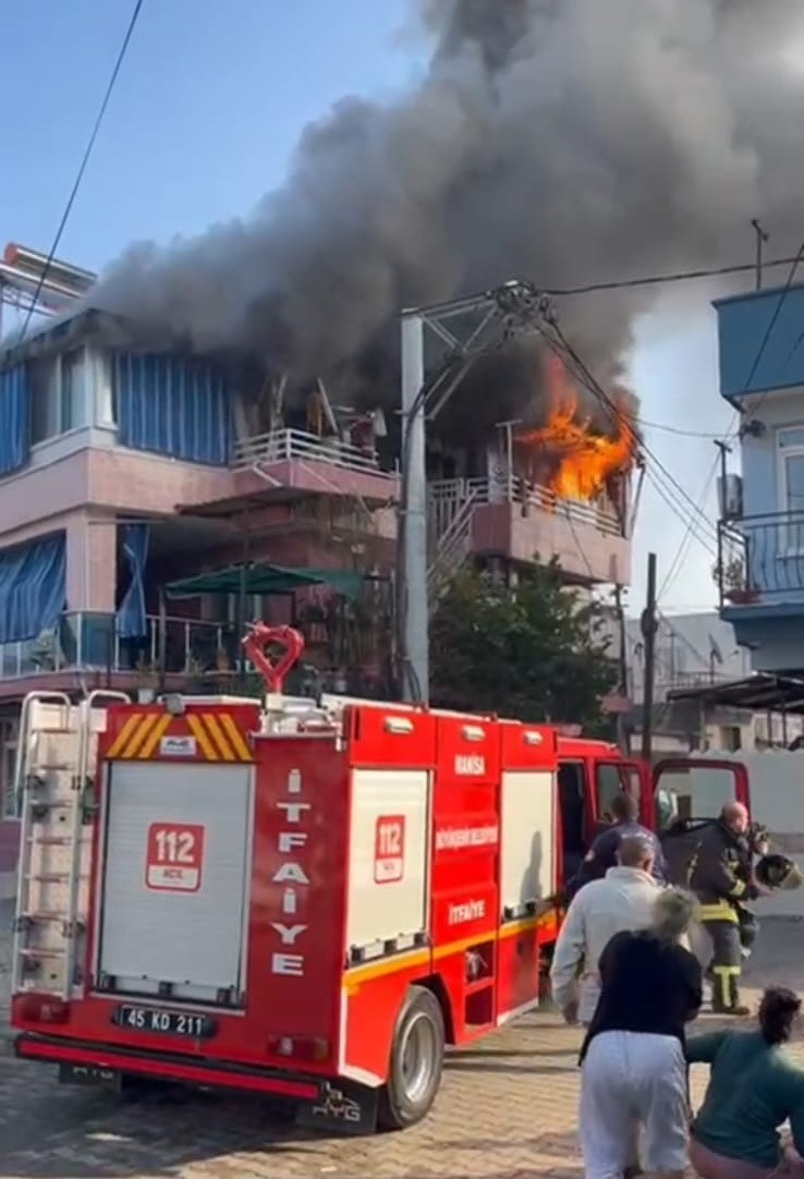 Manisa&rsquo;da 3 katlı binada &ccedil;ıkan yangın korkuttu

