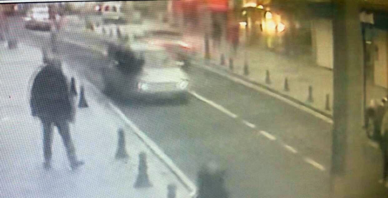 Otomobilin &ccedil;arptığı yaya yaralandı: O anlar kamerada
