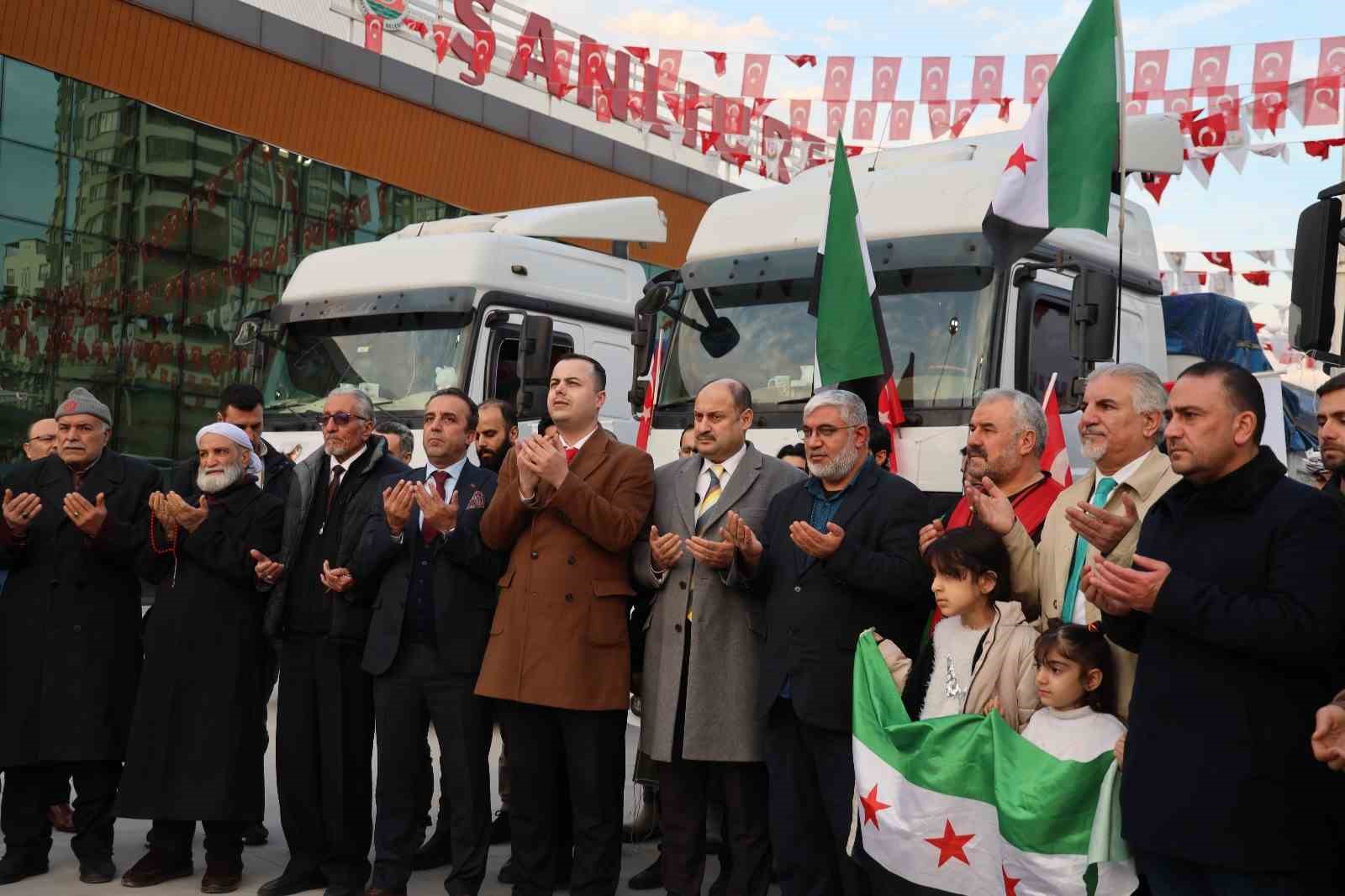 Şanlıurfa&rsquo;dan Suriye&rsquo;ye 5 tır yardım dualarla g&ouml;nderildi
