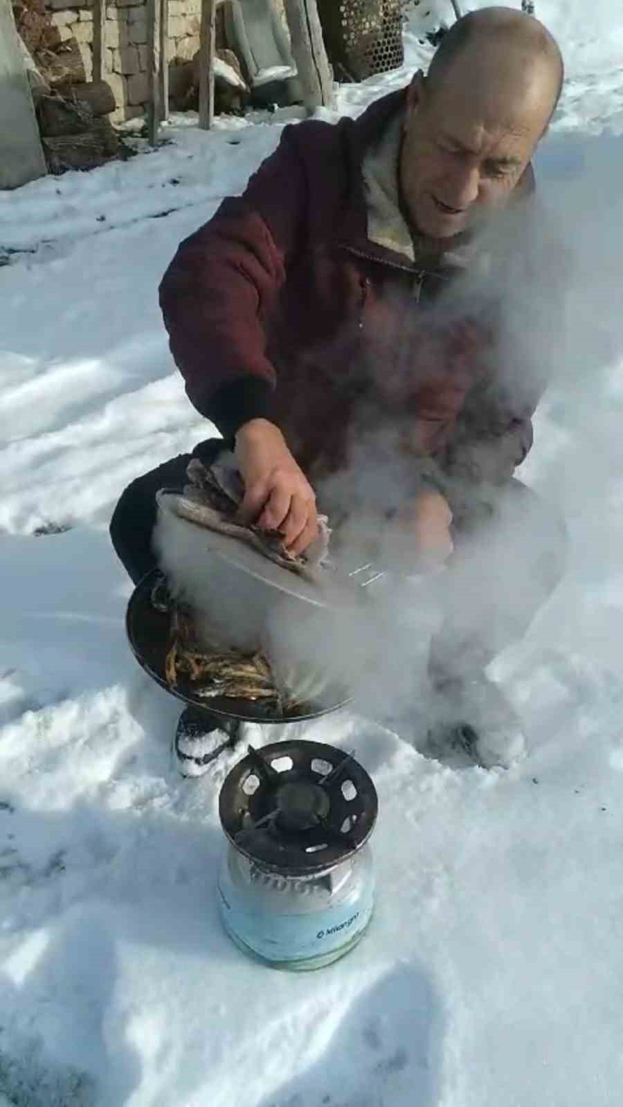 Bayburtlu vatandaşın eksi 10 derece havada hamsi tava ve horon keyfi
