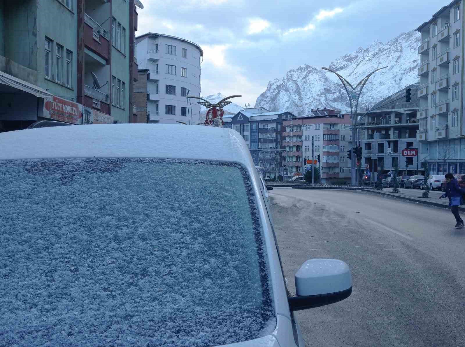 Hakkari&rsquo;de ara&ccedil;ların camlarını buz tuttu
