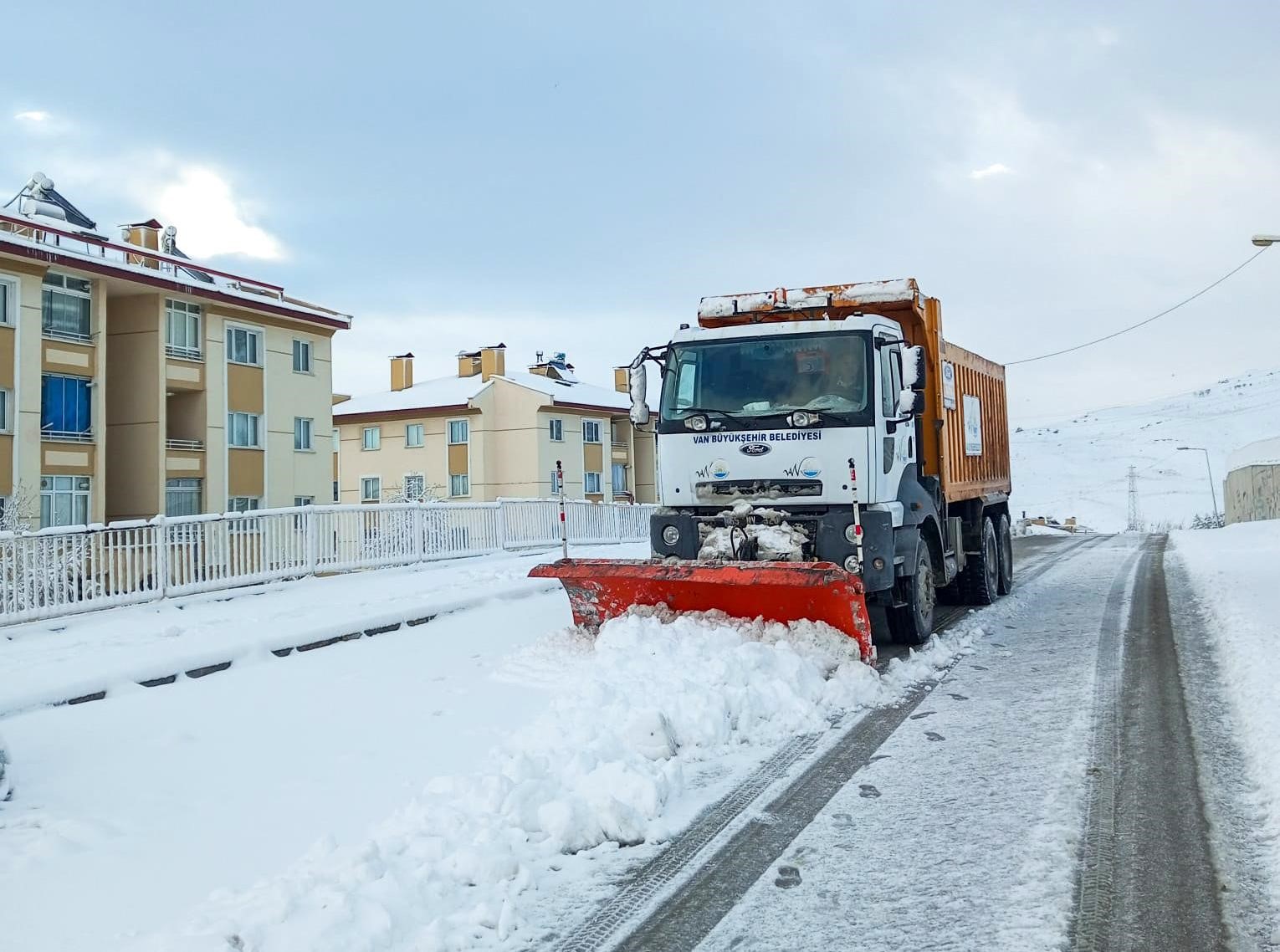 Van’da 131 yerleşim yerinin yolu ulaşıma kapandı