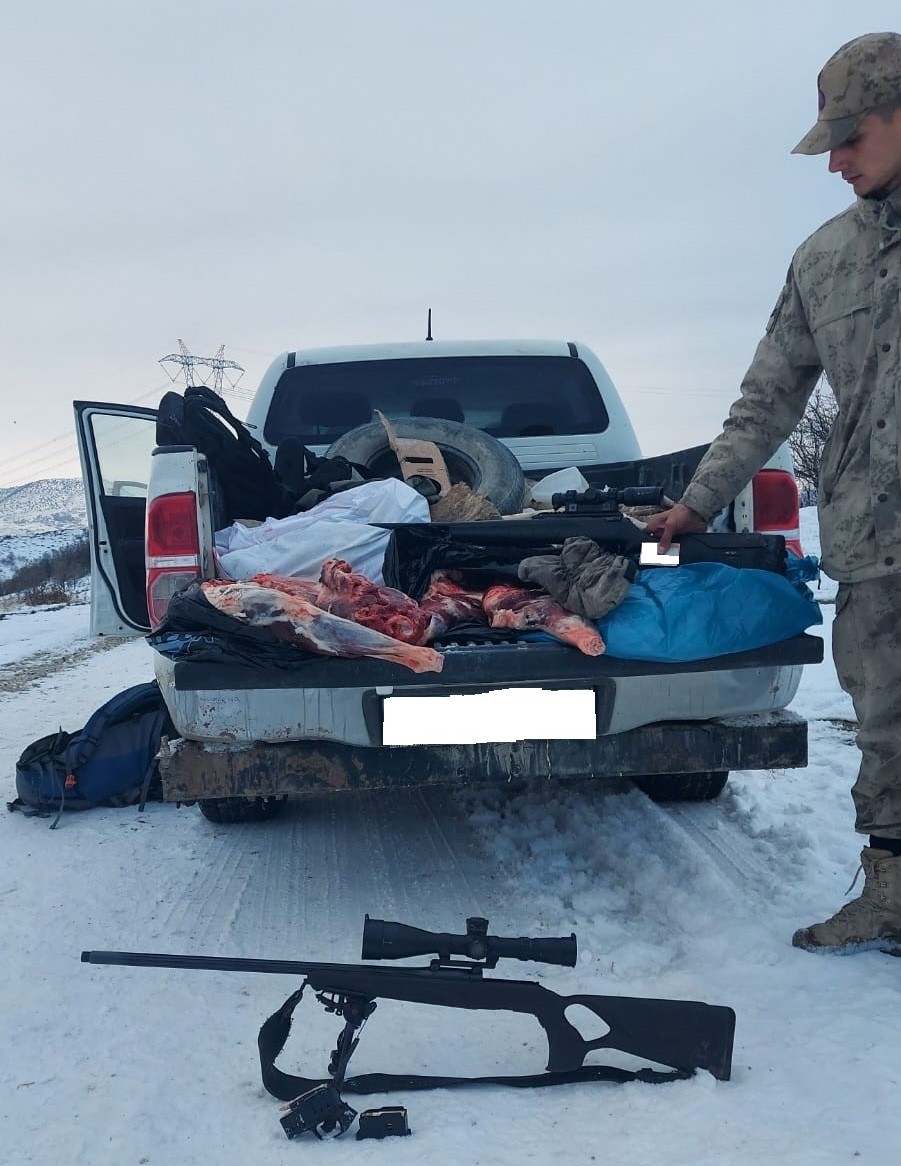 Erzincan&rsquo;da susturucu kullanarak dağ ke&ccedil;ilerini ka&ccedil;ak avlayan 4 kişiye 692 bin 192 TL ceza kesildi
