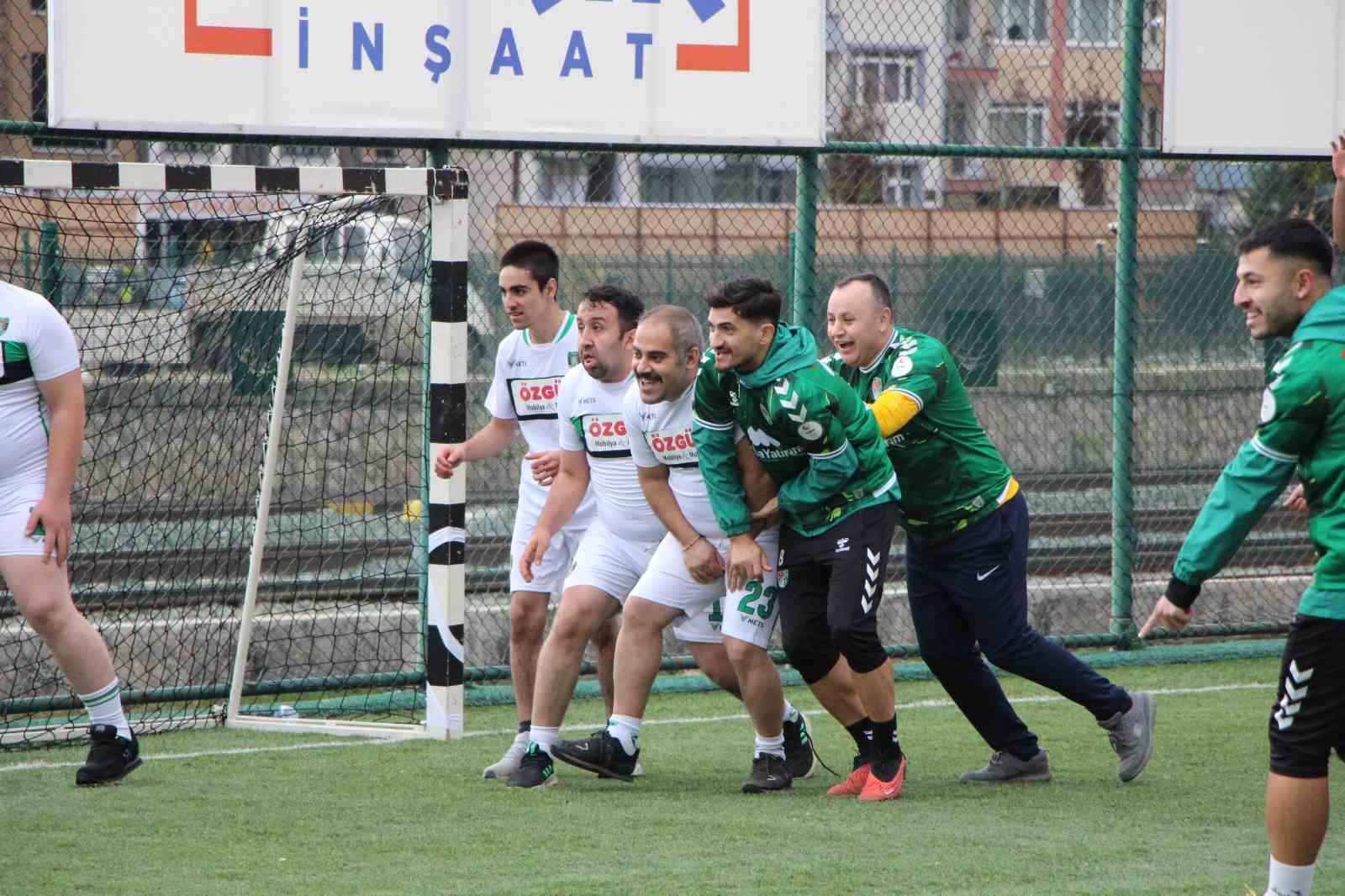 Amasyasporlu futbolcular, ma&ccedil; yaptıkları engelli taraftar Semih ve arkadaşlarını sevindirdi
