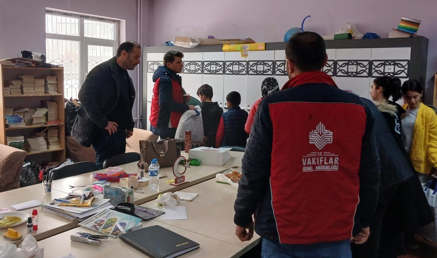 Vakıflardan 450 &ouml;ğrenciye uzanan sıcak el
