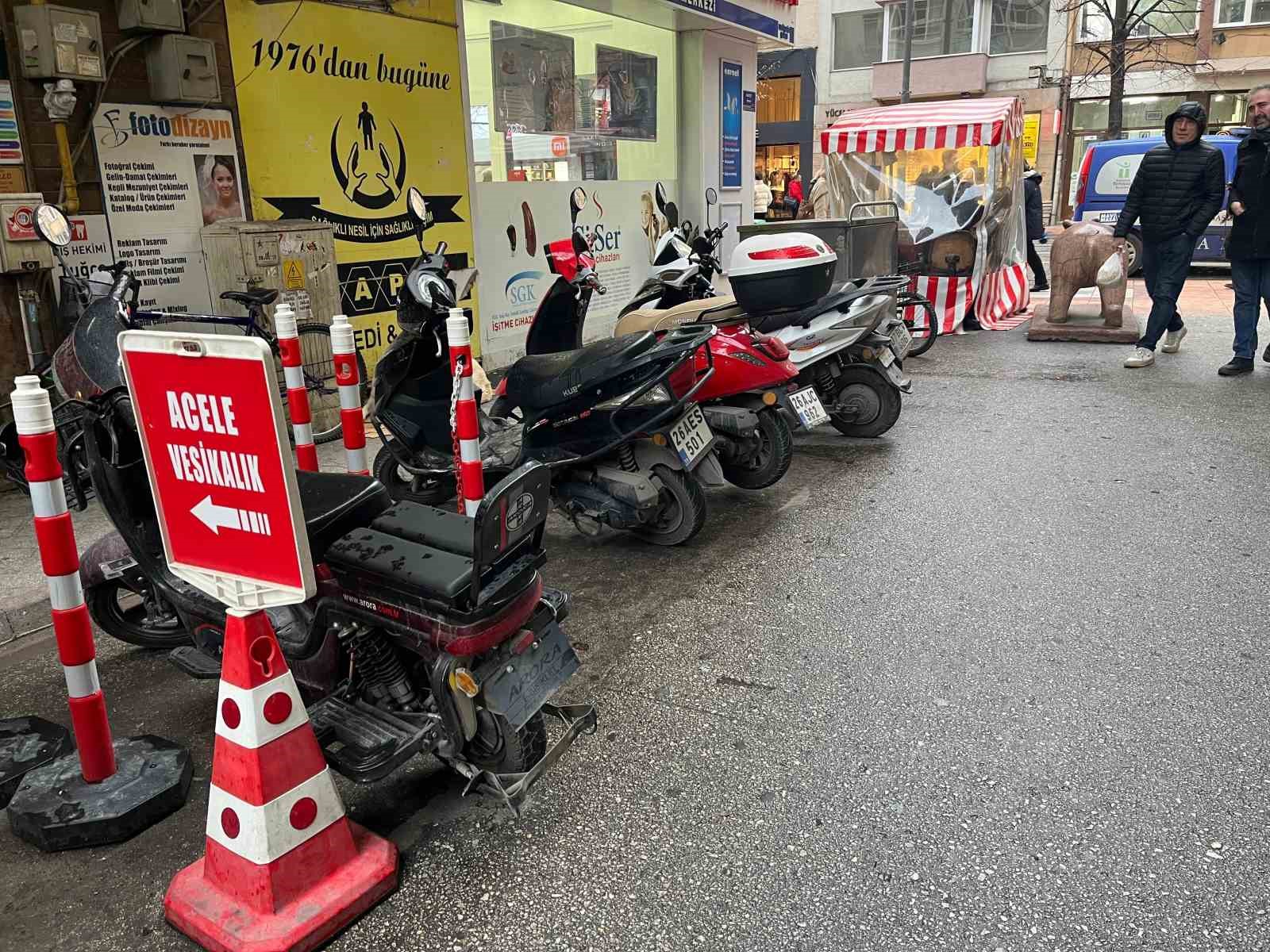 Yol mu motosiklet park alanı mı?
