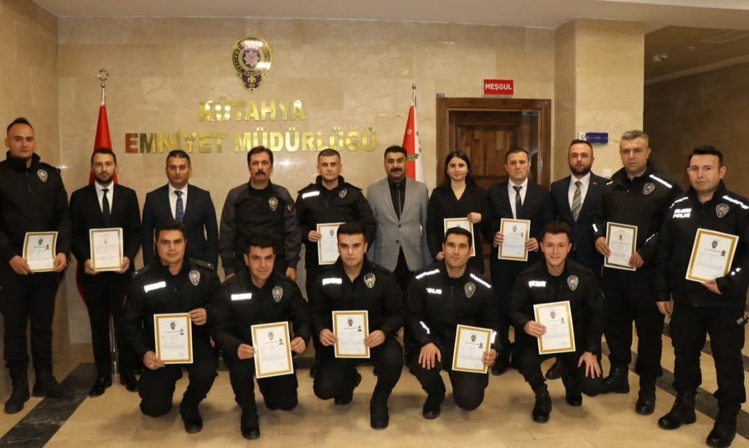 K&uuml;tahya polisine "Başarı ve &uuml;st&uuml;n başarı" belgesi
