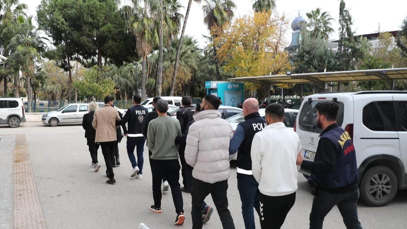 Mersin’de sahte altın üretip kuyumculara satan 6 kişilik şebeke çökertildi