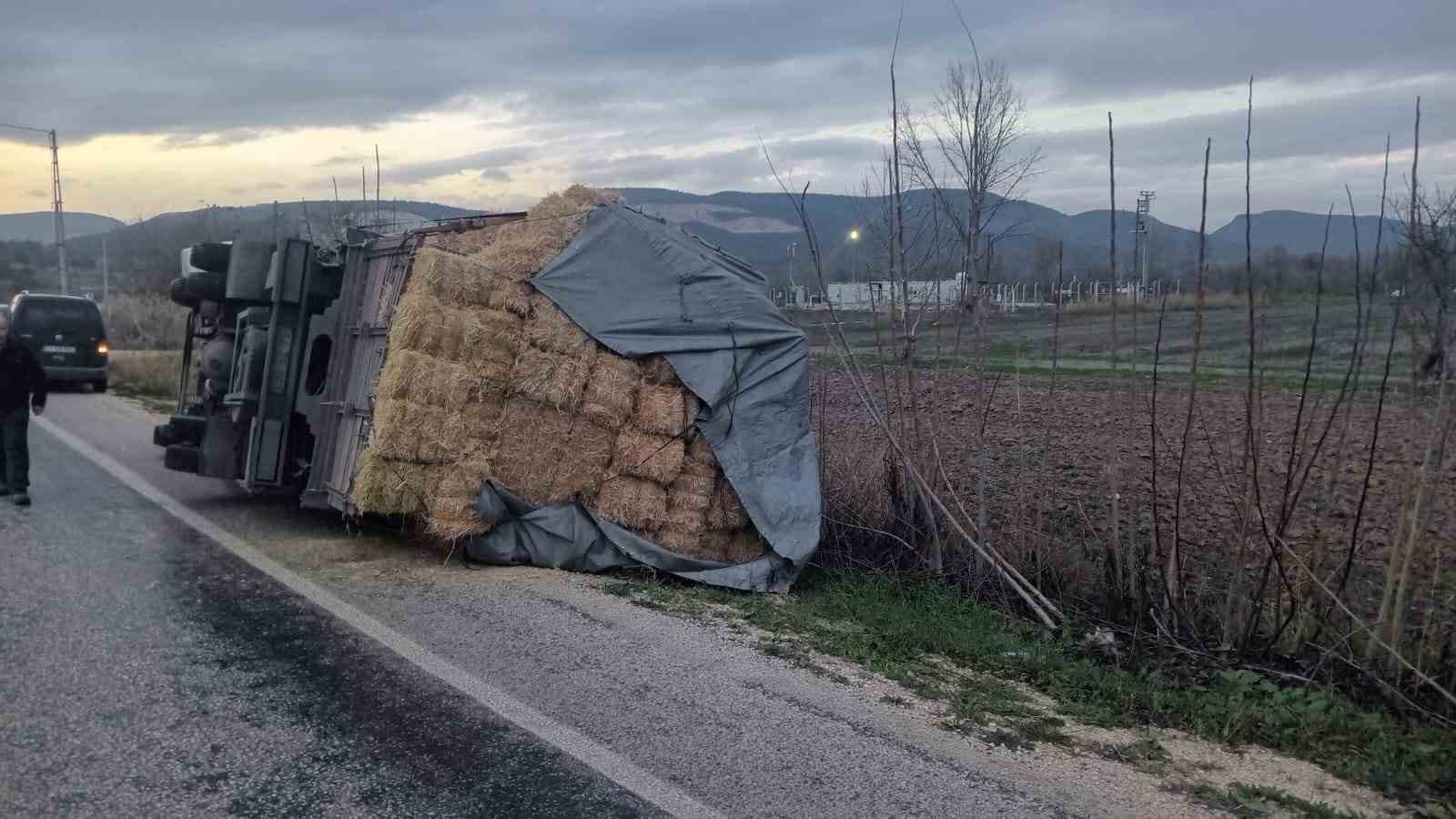 Bilecik&rsquo;te saman y&uuml;kl&uuml; kamyon devrildi
