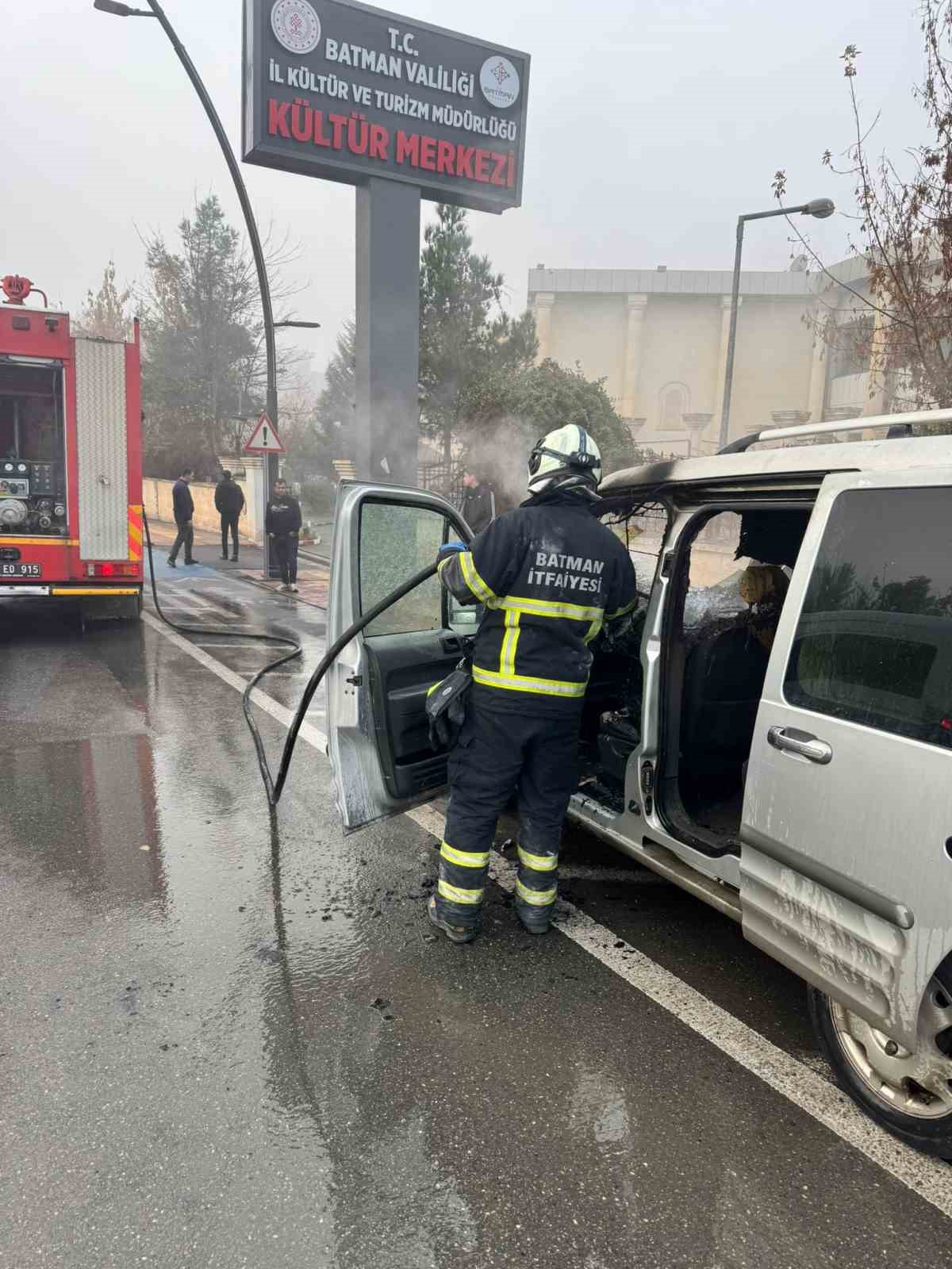 Park halindeki hafif ticari araç yandı
