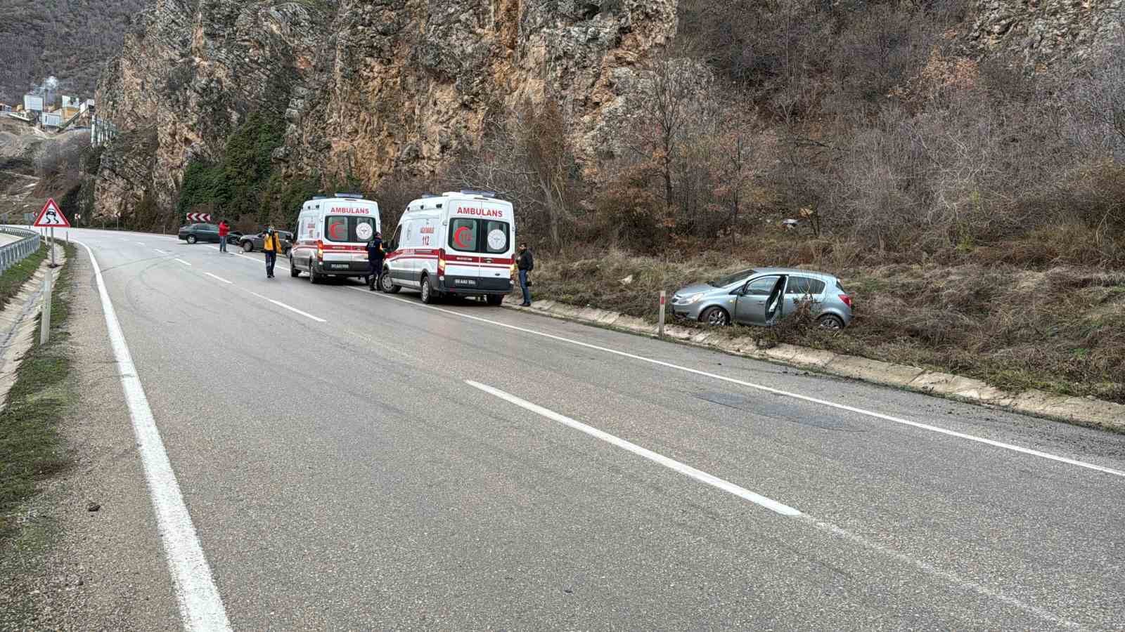 Yağ tankeri devrildi kayganlaşan yolda otomobil şarampole uçtu
