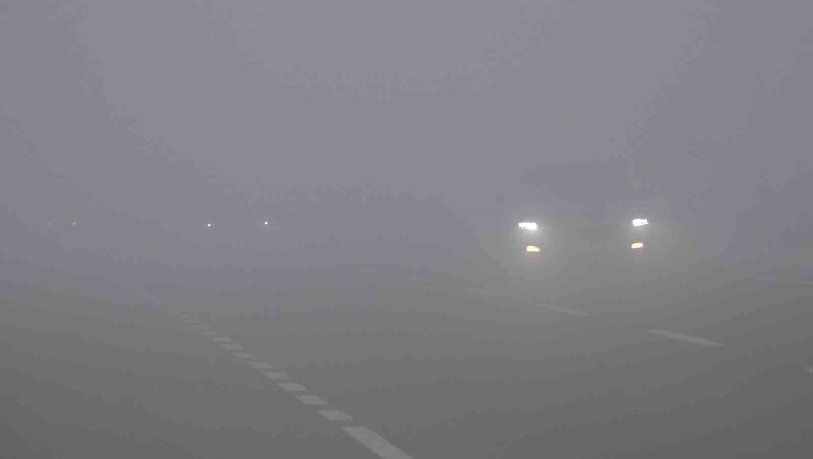 Aksaray’da yoğun sis, görüş mesafesini 10 metreye kadar düşürdü