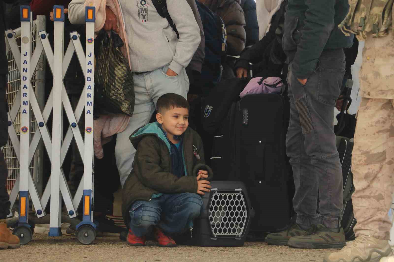 Suriyeli Ahmet kedisi ’Esmer’ ile memleket yolunda
