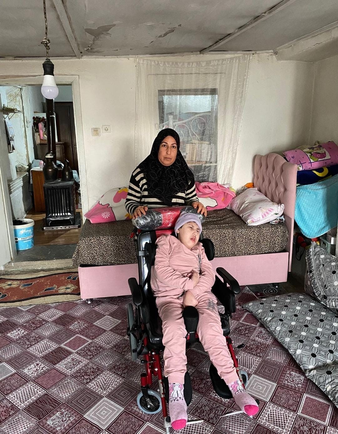 Y&uuml;r&uuml;me engelli Ayşe, hayali olan ak&uuml;l&uuml; aracına kavuştu
