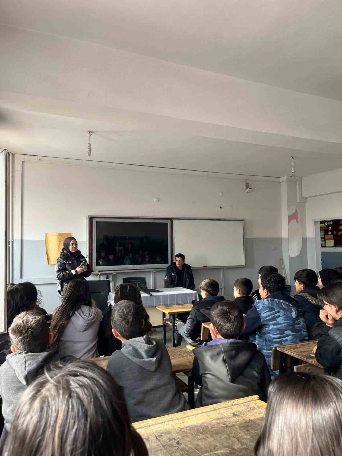 Batman’da polislik mesleği hakkında bilinçlendirme toplantısı gerçekleştirildi
