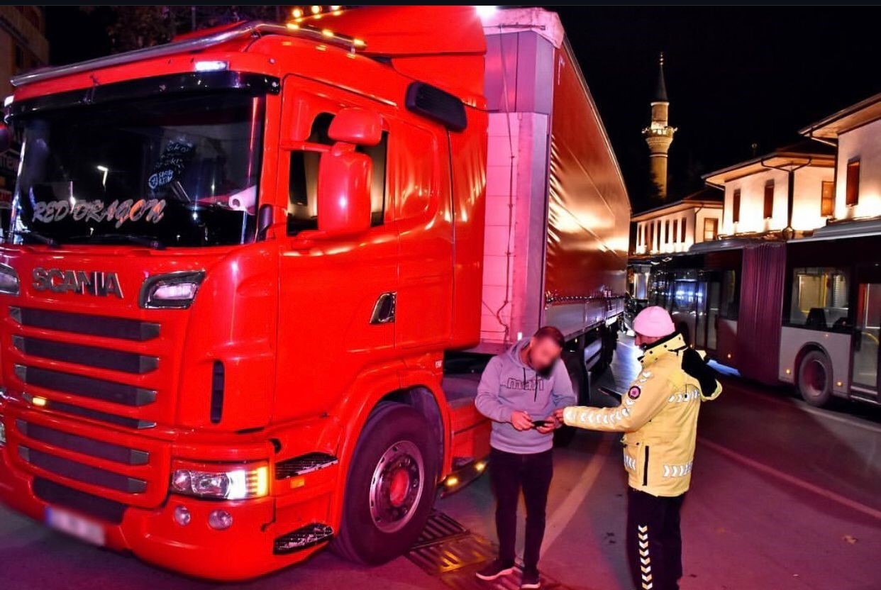 Isparta&rsquo;da abartı egzoz ve modifiyeli ara&ccedil;lara sıkı denetim: 7 ara&ccedil; trafikten men edildi
