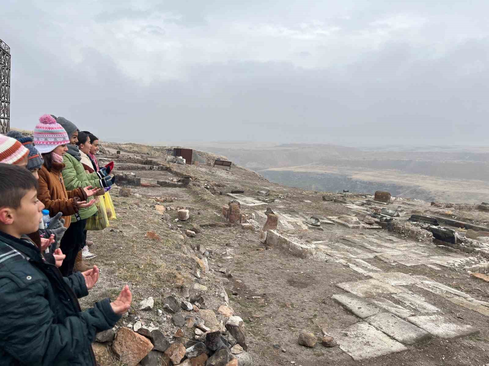 Arpaçaylı öğrenciler UNESCO Dünya Mirası Ani’yi gezdi