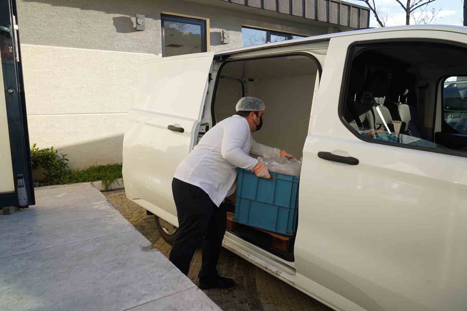 &Uuml;sk&uuml;dar Belediyesi aşevlerinin kapasitesini artırdı: 5 bin vatandaşa sıcak yemek desteği
