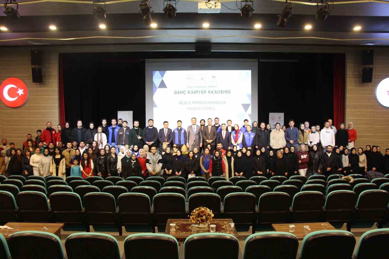 Bakan Yardımcısı Eminoğlu D&uuml;zce&rsquo;de gen&ccedil;lerle buluştu
