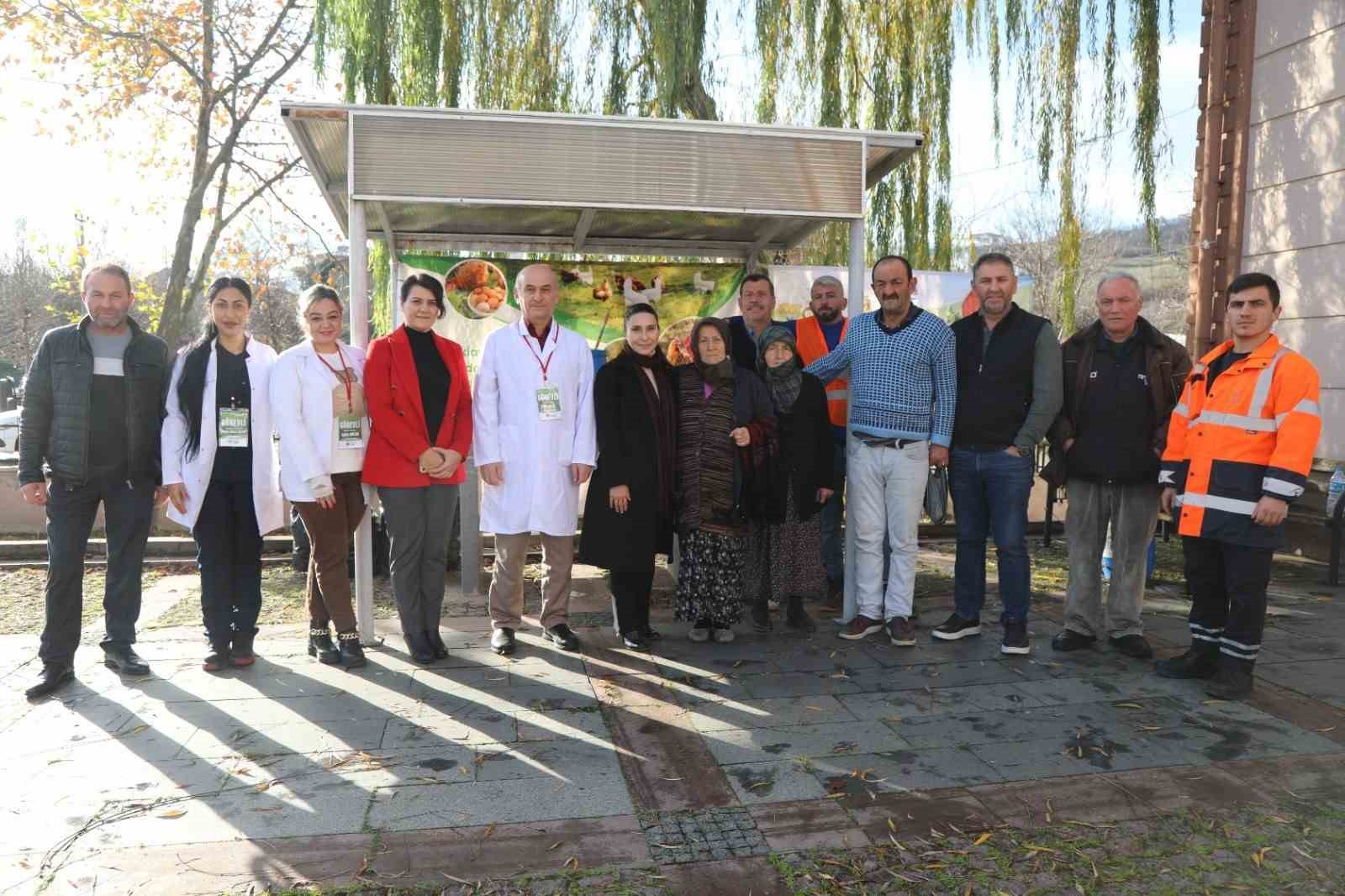 Atakum’dan kümes hayvanlarına aşı uygulaması