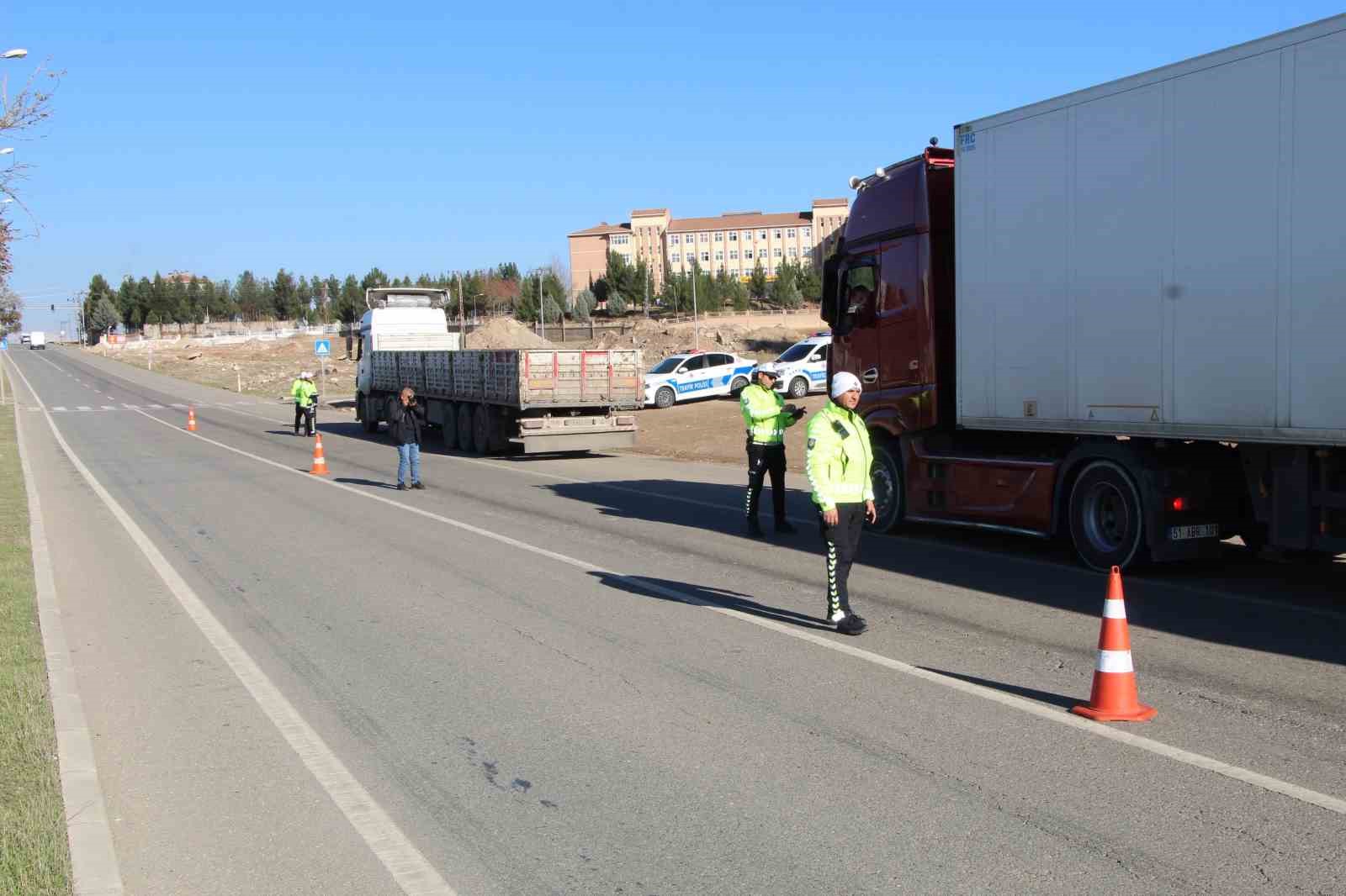 Batman’da trafik ekiplerinden ticari araçlarda kış lastiği denetimi
