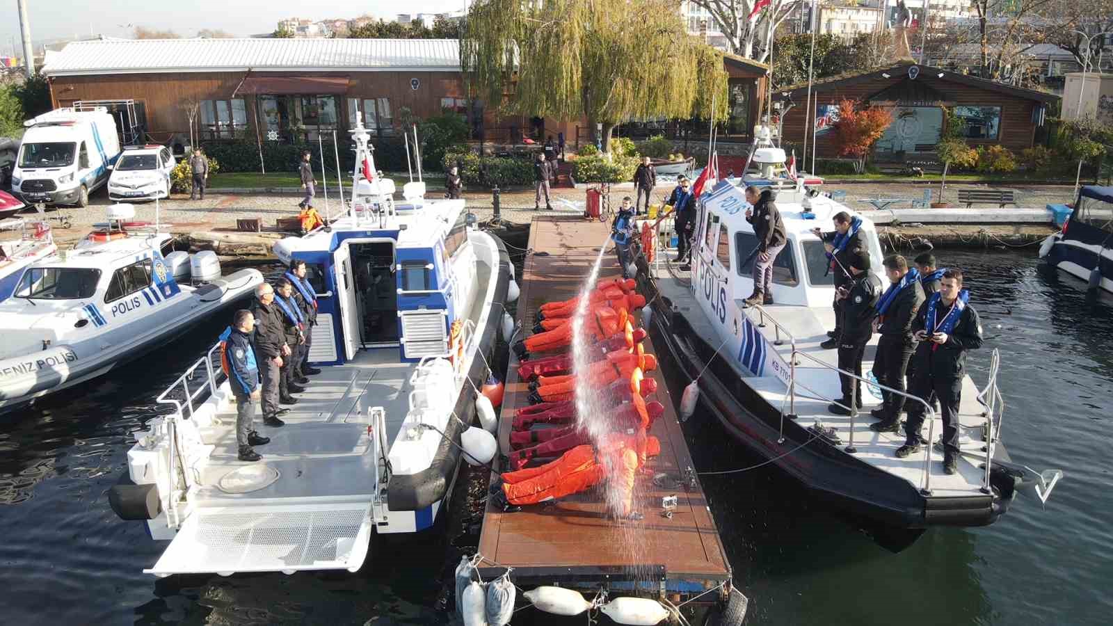 Yalova’da zorlu gemi adamı eğitimini tamamlayan polisler sertifikalarını aldı