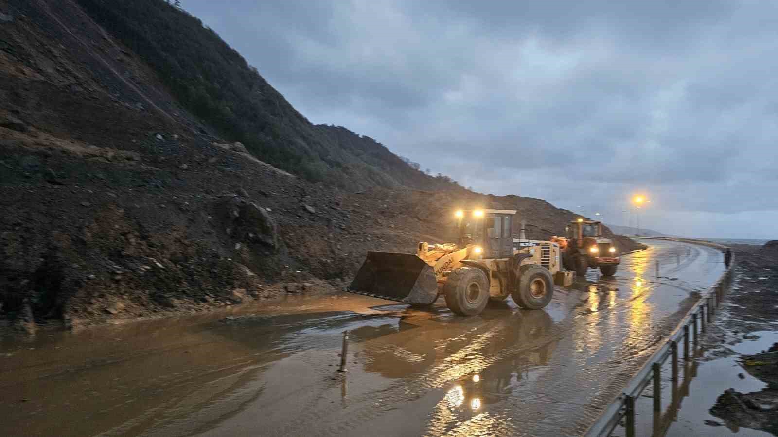 Artvin’de heyelan bölgesi yağan yağmurla çamura döndü
