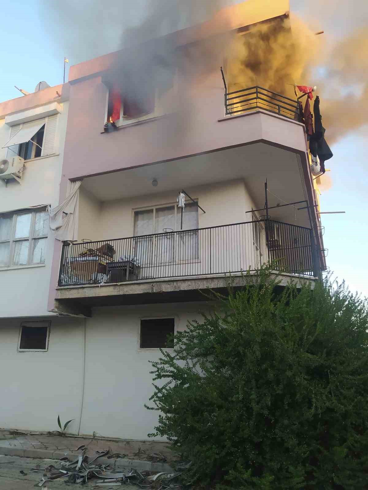 Alev alev yanan ev küle döndü, fenalık geçiren kardeşini kucağında taşıdı
