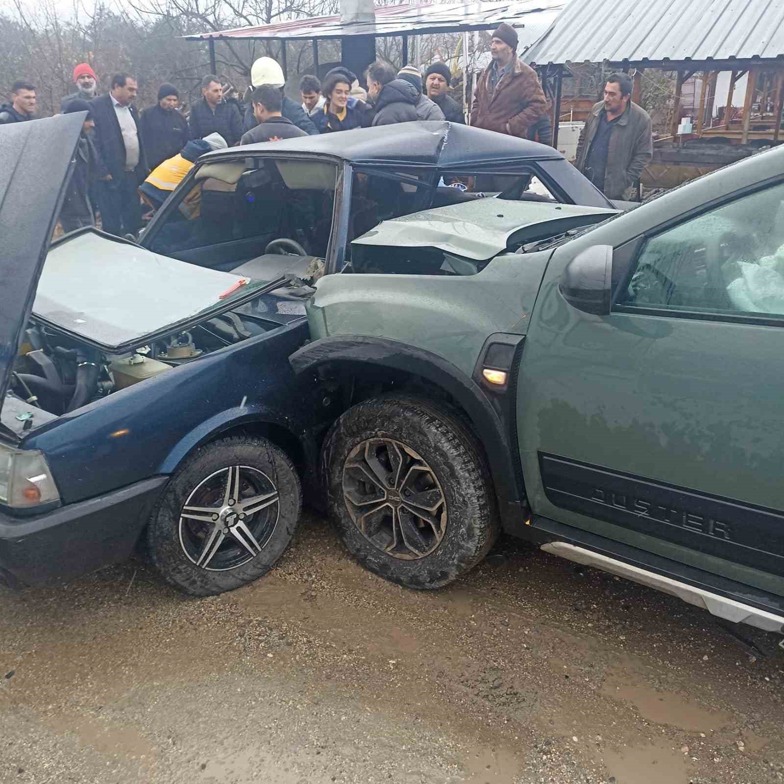 Tiyatro gösterisi için Kastamonu’ya gelen ekip kaza geçirdi: 1’i ağır 4 yaralı
