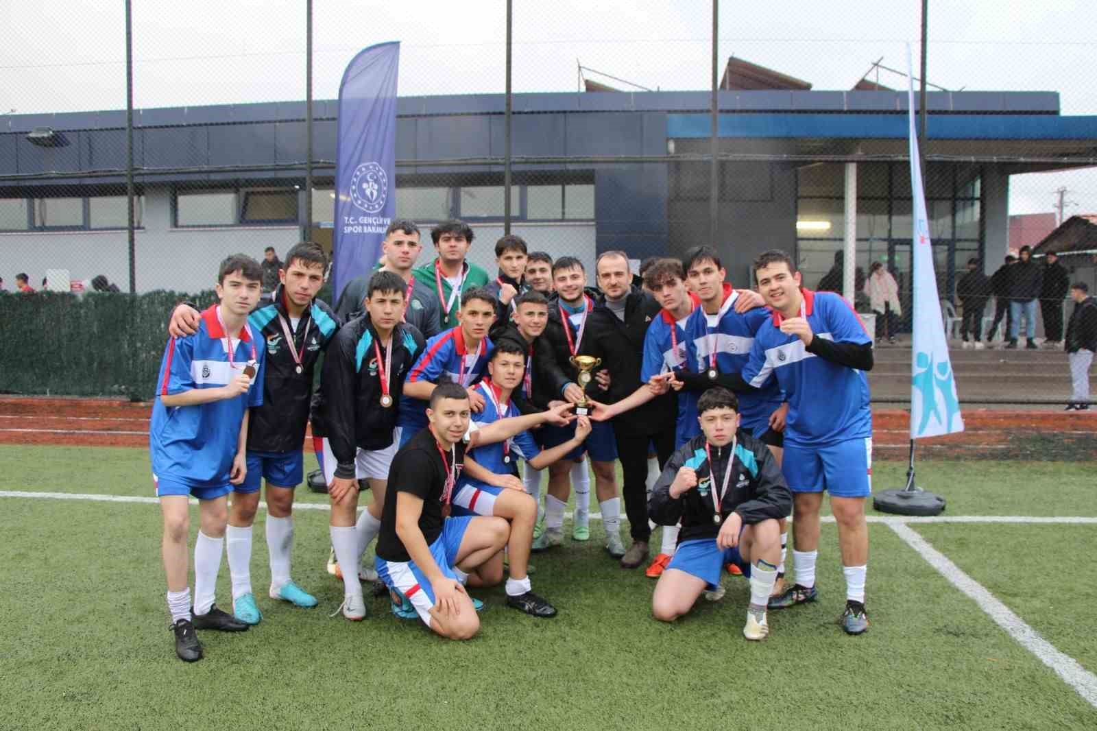 Genç erkekler futbolda şampiyon Düzce Spor Lisesi oldu
