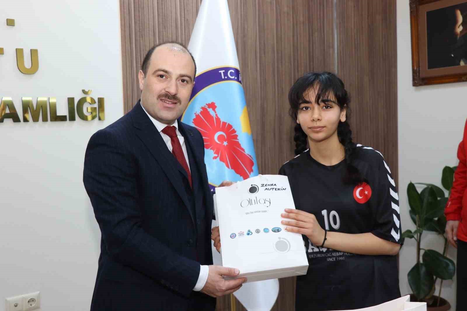 Oltu Cumhuriyet Ortaokulu kızları il birincisi oldu
