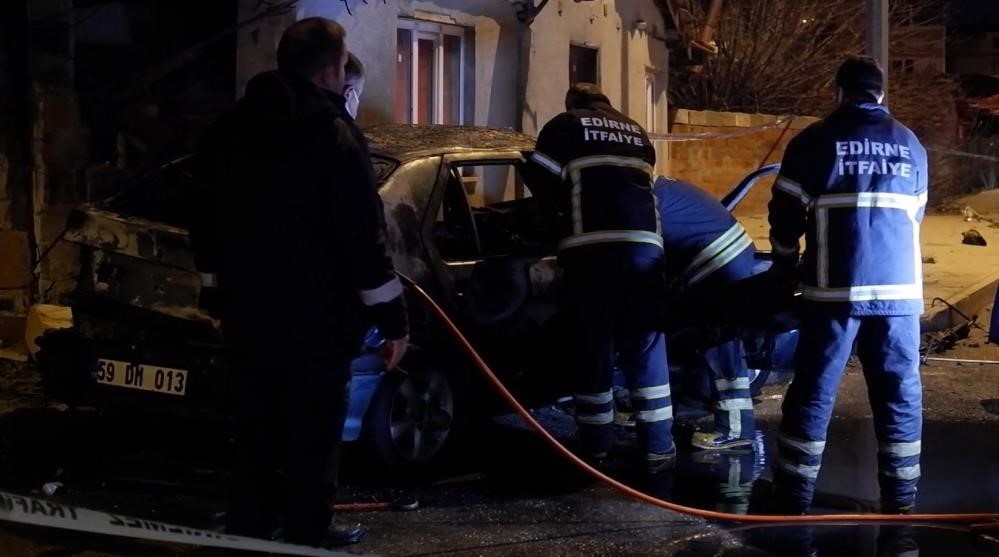 Yanan otomobilde hayatlarını kaybeden gençlerin kimlikleri belli oldu