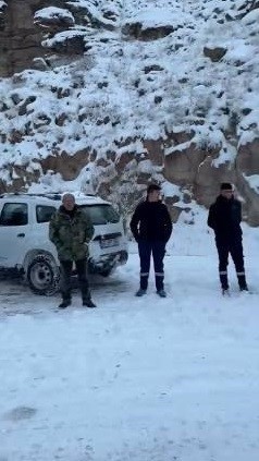 Kars&rsquo;ta buz tutan yolda mahsur kaldılar
