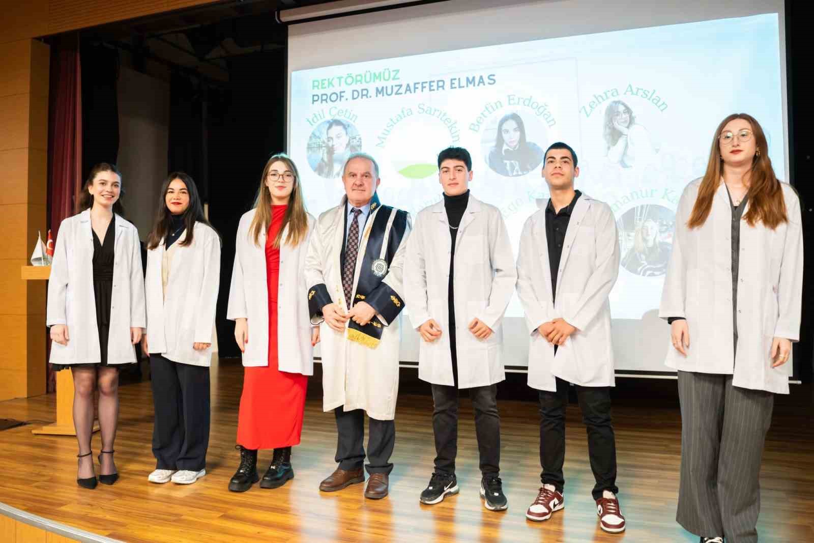 KOST&Uuml;&rsquo;de beyaz &ouml;nl&uuml;k giyme t&ouml;reni
