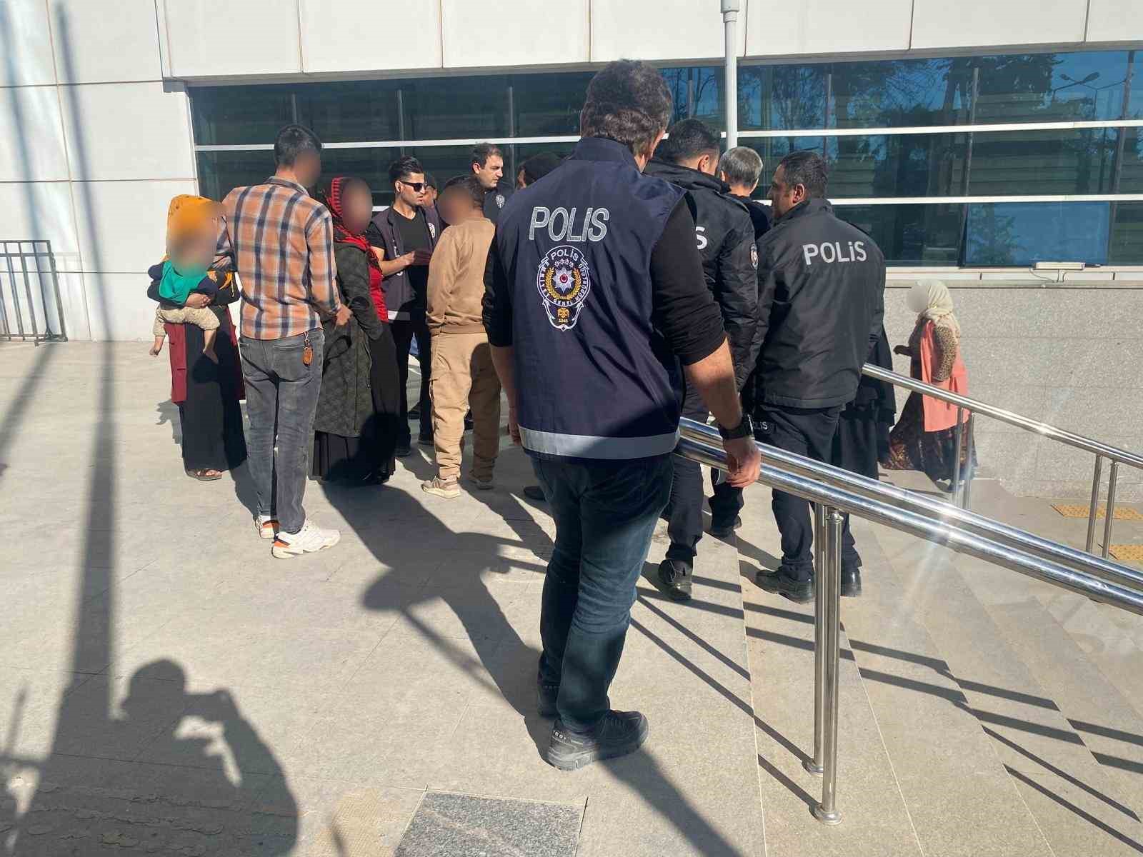 Duruşma &ccedil;ıkışı iki grup arasında yumruklu kavga
