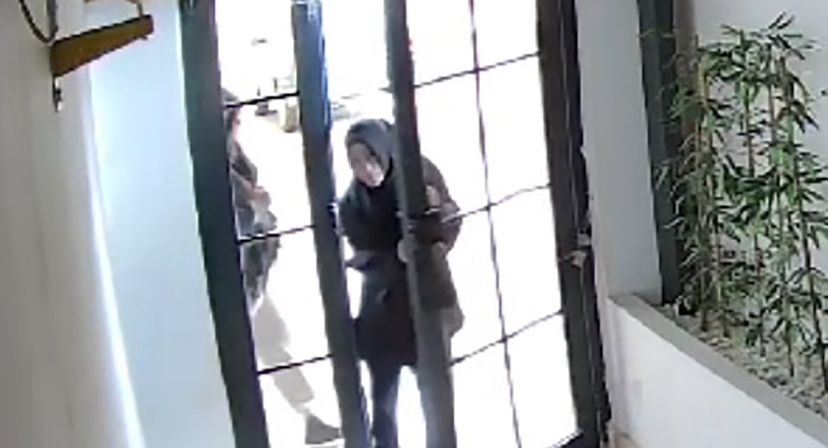 Hırsızlık amacıyla apartmana giren kadınlar g&uuml;venlik kamerasına yakalandı
