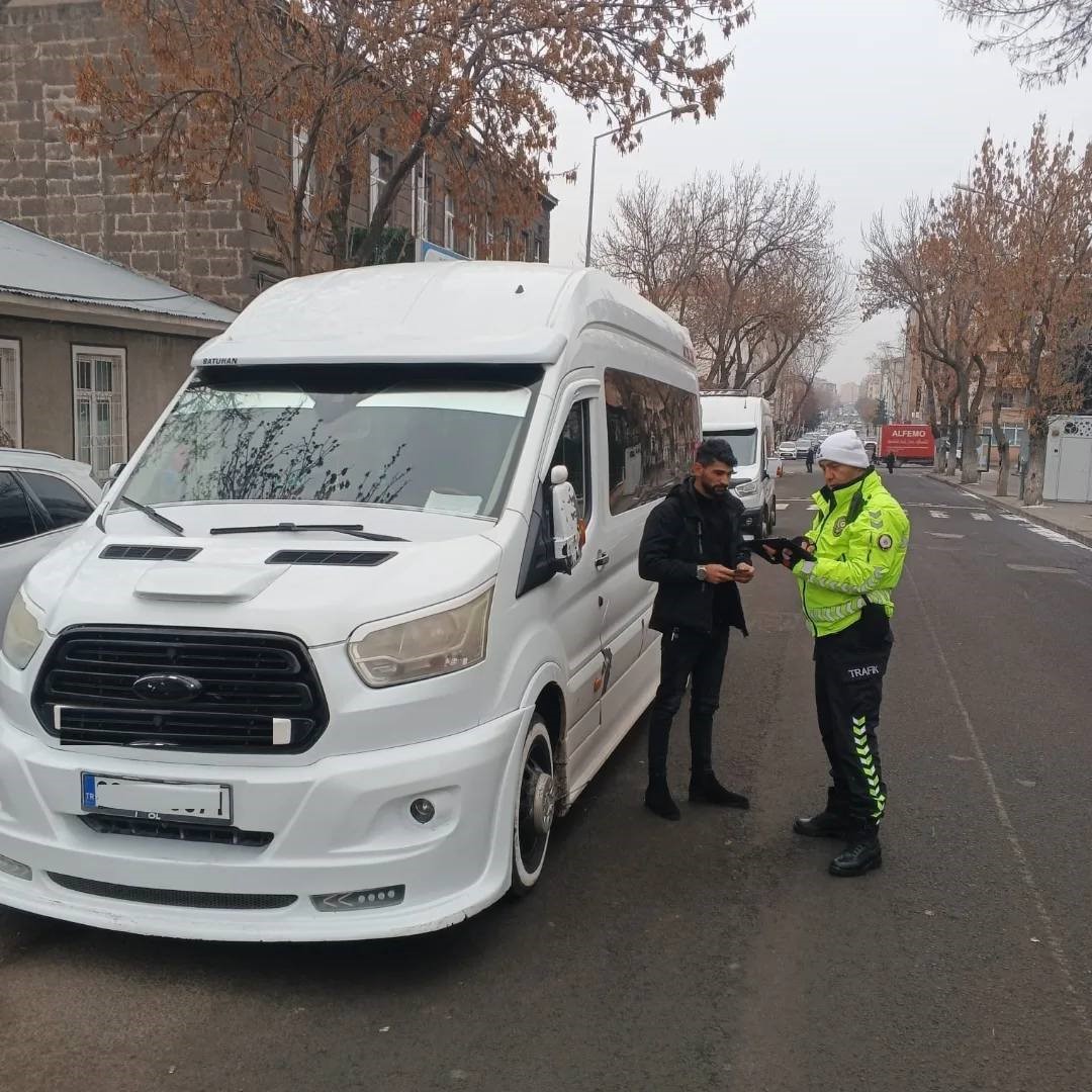 Kars’ta okul servislerine trafik denetimi