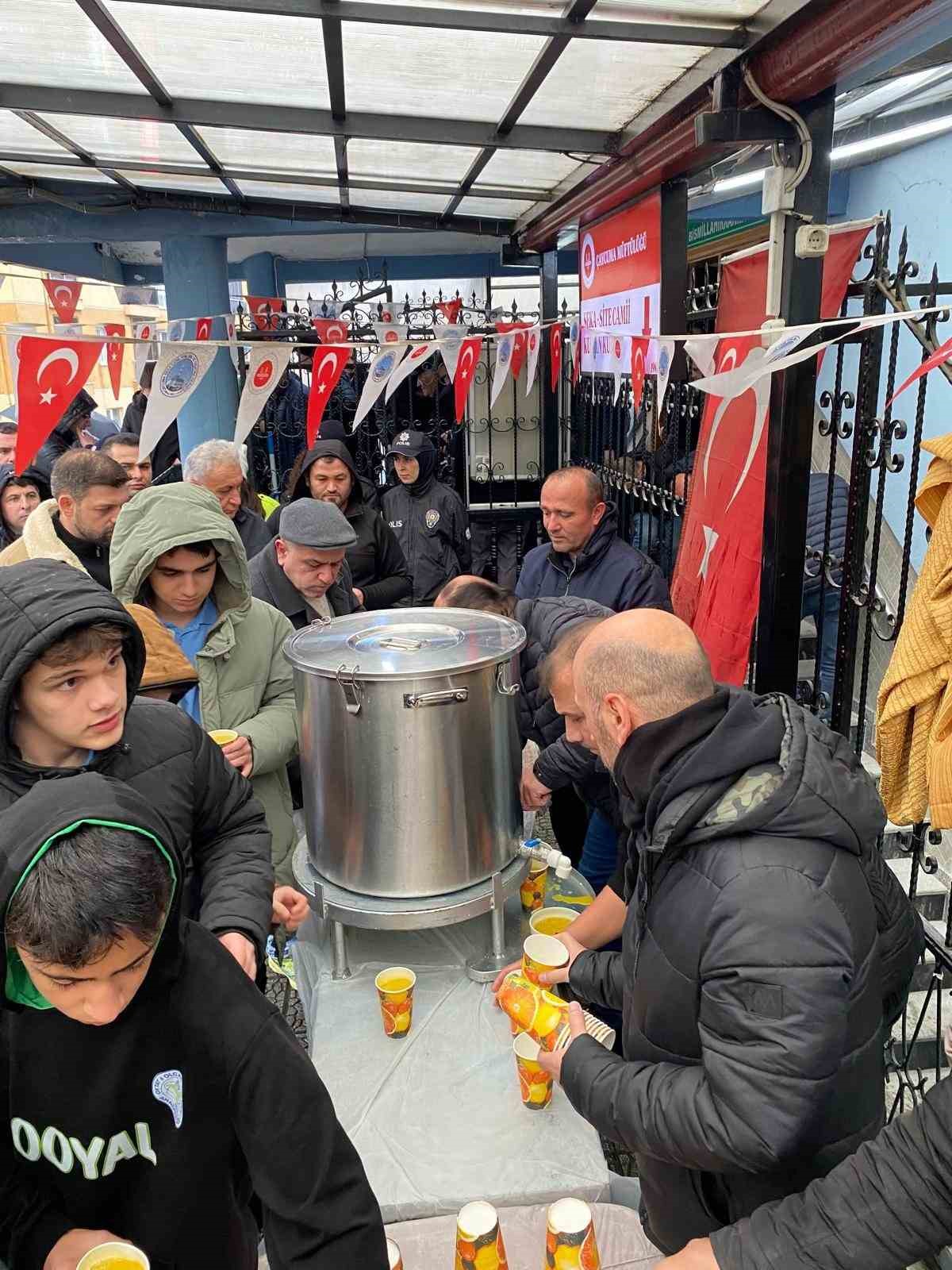 Polislerin hayrına camii cemaati ve &ouml;ğrencilere ikramda

