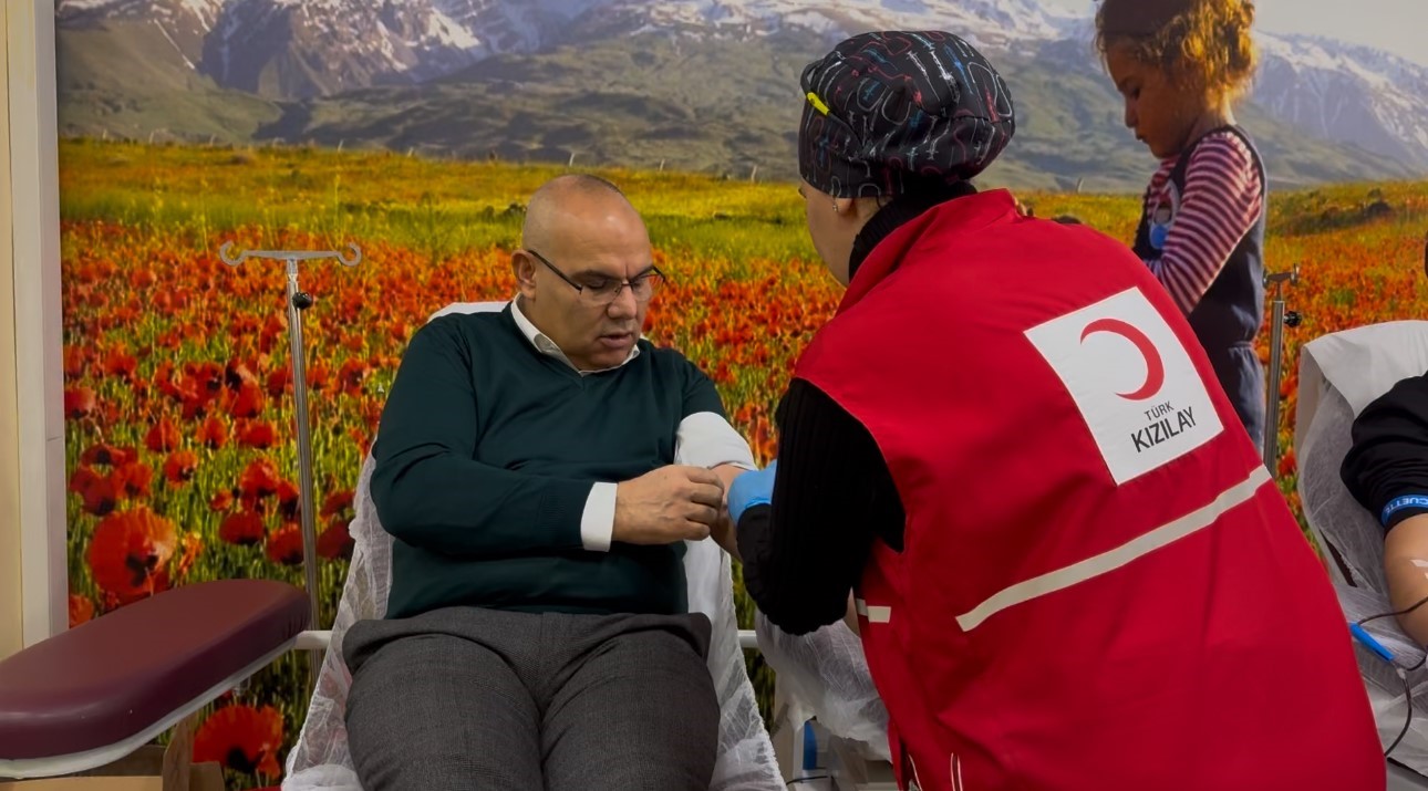 Ağrı&rsquo;da "Birbirimize Candan Bağlıyız" sloganıyla kan bağışı kampanyası d&uuml;zenlendi
