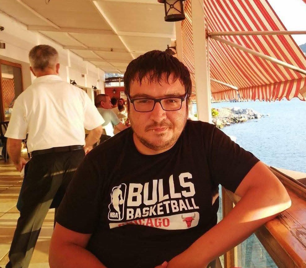 Balkondan d&uuml;şerek hayatını kaybeden bilgisayar işletmeni toprağa verildi
