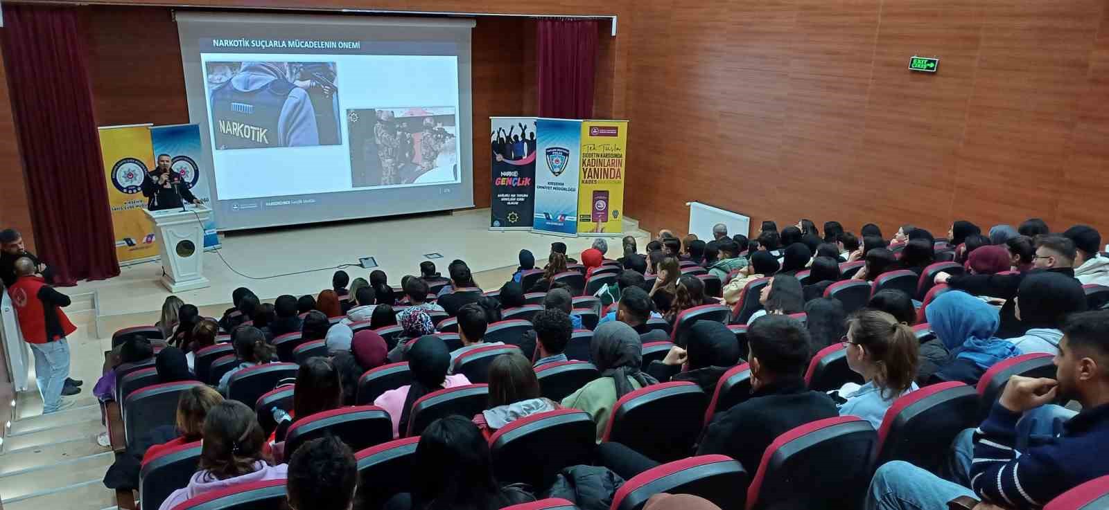 Kırşehir polisi &ouml;ğrencileri bilgilendirdi
