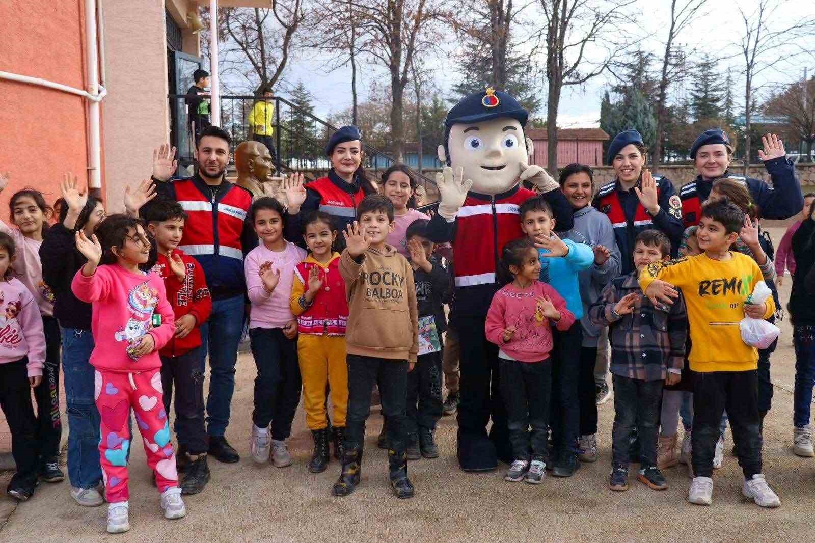 Minik &ouml;ğrencilere jandarma tanıtıldı
