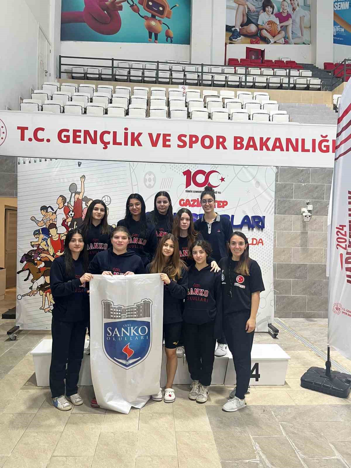 SANKO Okulları y&uuml;zmede şampiyon oldu

