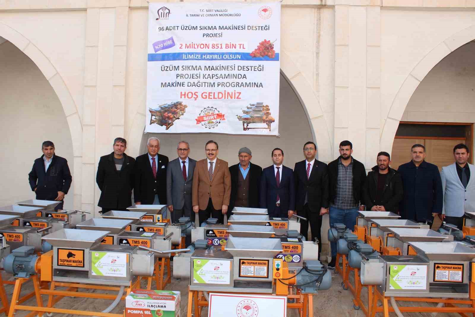 Siirt&rsquo;te &ccedil;ift&ccedil;ilere &uuml;z&uuml;m sıkma makinesi dağıtıldı
