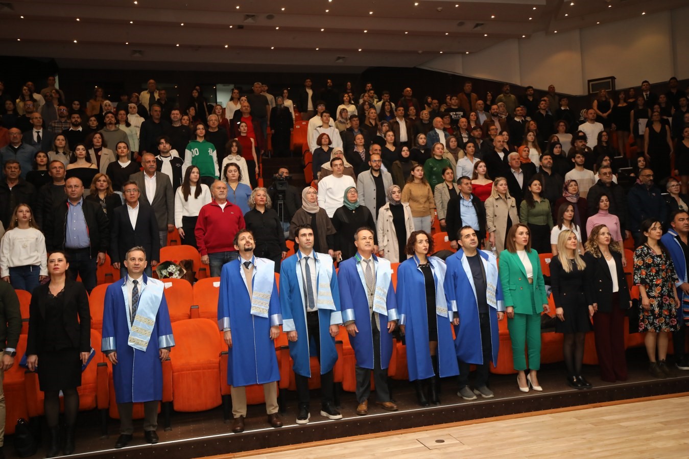 Diş Hekimliği Fak&uuml;ltesi &ouml;ğrencileri beyaz &ouml;nl&uuml;klerini giydi
