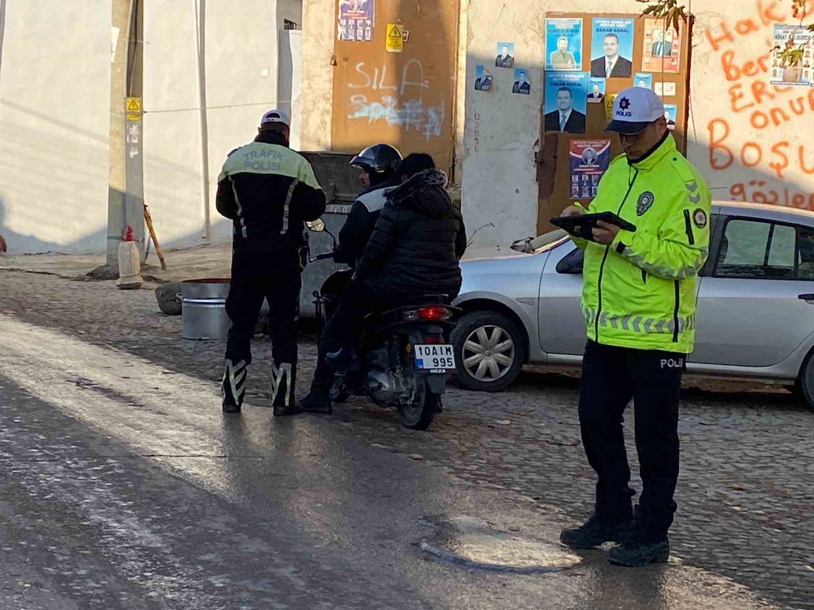 Ayvalık&rsquo;ta trafik polisi eksik evraklı ve kasksız motosiklet s&uuml;r&uuml;c&uuml;lerine ge&ccedil;it vermiyor
