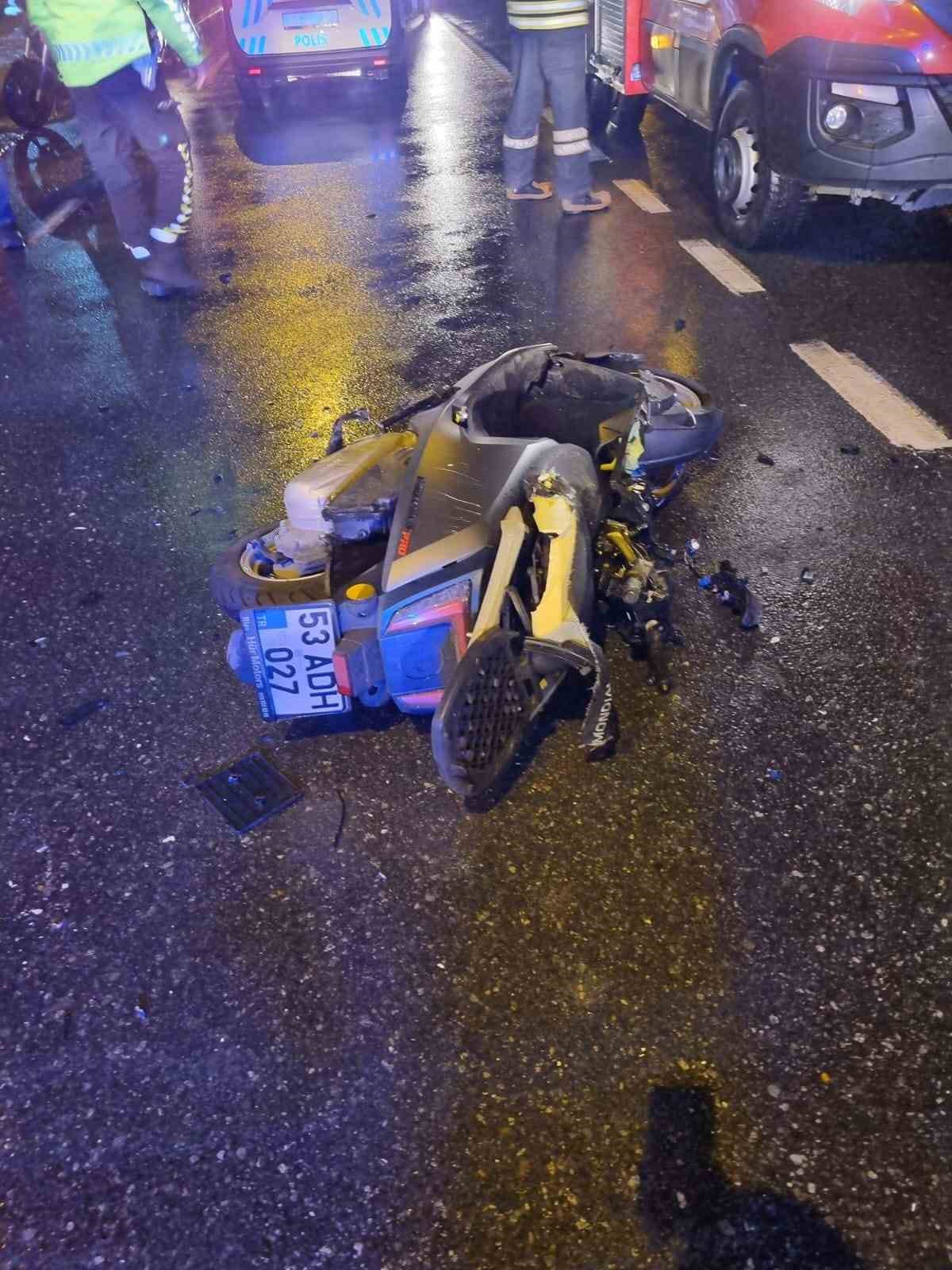 Rize&rsquo;de otomobille &ccedil;arpışan motosikletin s&uuml;r&uuml;c&uuml;s&uuml; hayatını kaybetti
